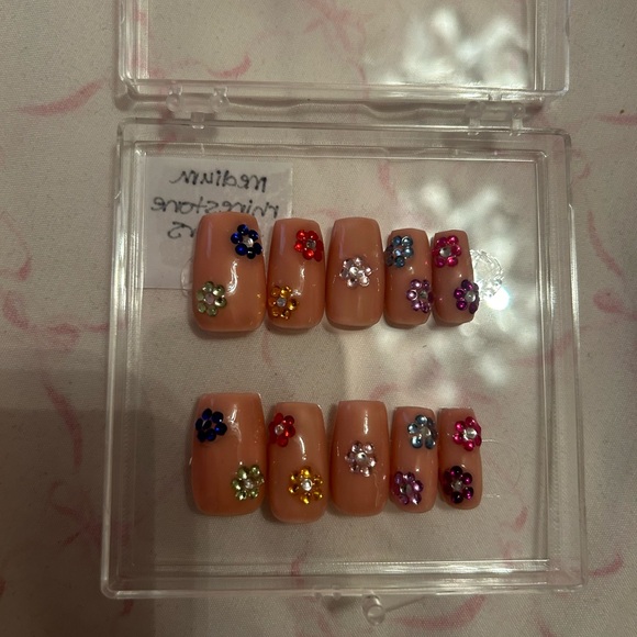 RHINESTONE FLOWER NAILS - Picture 1 of 1